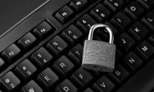 Vista superior de um cadeado em um teclado de computador preto